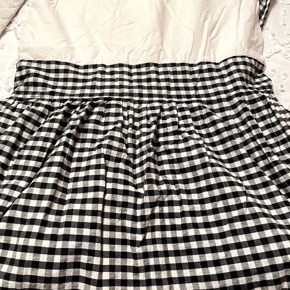 A queen size bed skirt/dust ruffle. Smoke free home.